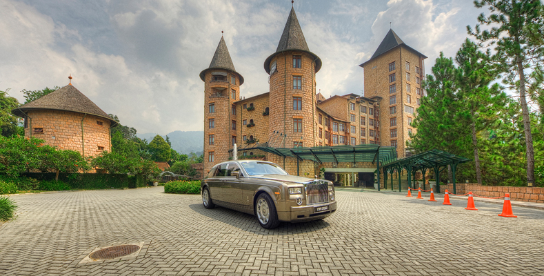 The Chateau Spa & Organic Wellness Resort - Facade with Rolls Royce